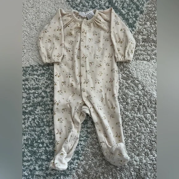 Jamie Kay onesie - Picture 2 of 3